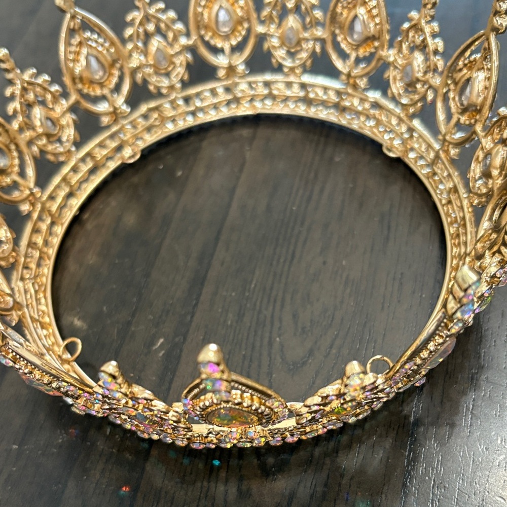 Gold and Jewel-Embellished Crown - Picture 4 of 6
